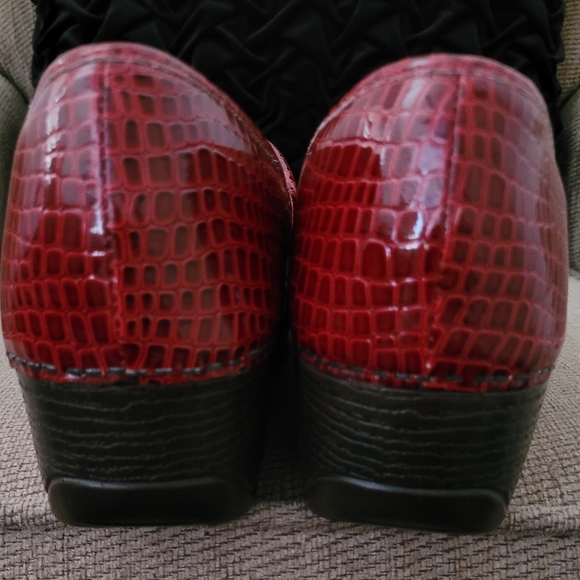 GH BASS & CO ROBYN RED EMBOSSED SLIP ON CLOGS - Picture 8 of 12